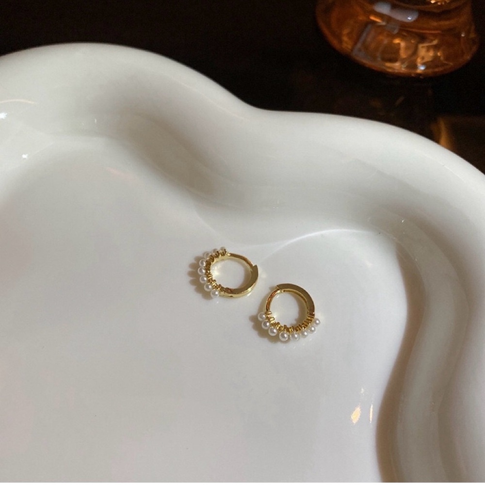 Elegant Gold Pearl Hoop Earrings - Picture 3 of 5